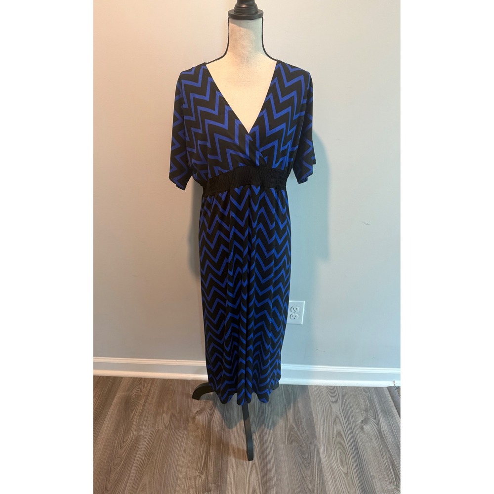 Caleesa Women Blue Black Chevron Smocked Waist V-Neck Midi Dress size Small